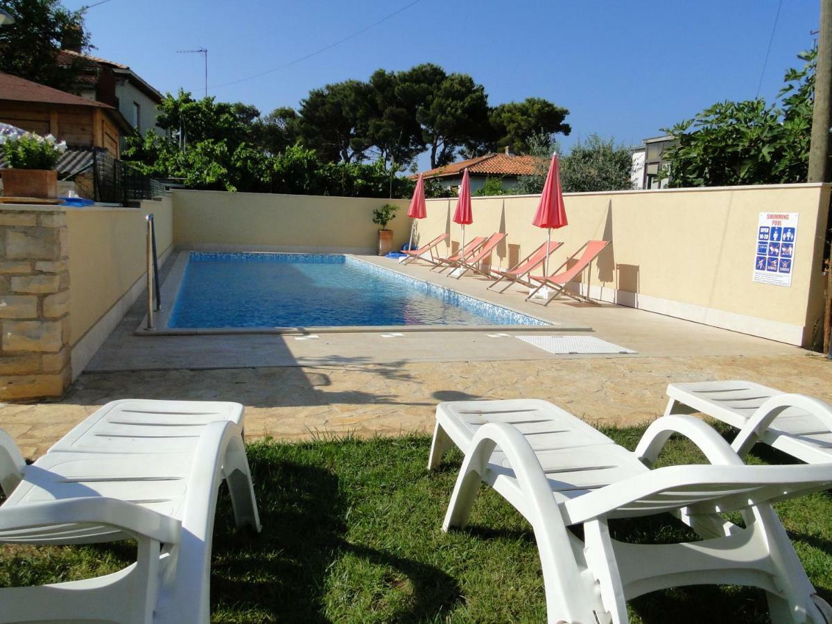 Apartment Pino Umago Esterno foto